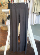 Load image into Gallery viewer, THE Flare Leggings
